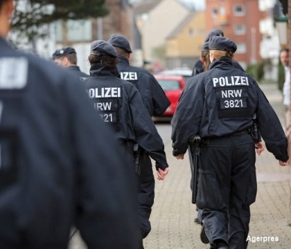 Sapte huligani rusi au batut un grup de turisti spanioli, la Koln. Doua persoane sunt in stare grava Sapte huligani rusi au batut un grup de turisti spanioli, la Koln. Doua persoane sunt in stare grava