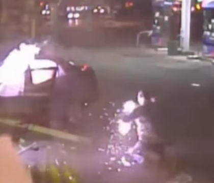 Imagini incredibile intr-o benzinarie. O masina a luat foc, iar explozia l-a aruncat pe sofer in afara autoturismului - VIDEO Imagini incredibile intr-o benzinarie. O masina a luat foc, iar explozia l-a aruncat pe sofer in afara autoturismului - VIDEO