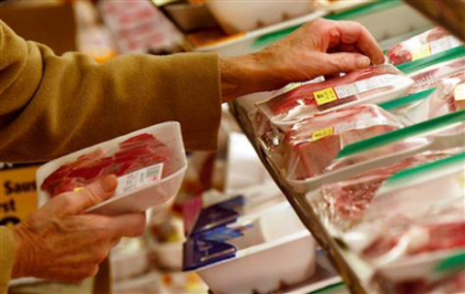 A cumparat carne "proaspata" de la un magazin din capitala. Ce a descoperit cand s-a uitat mai atent la produs. FOTO