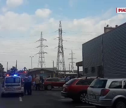 Un barbat din Timis a fost la un pas sa-si parcheze masina direct in supermarket. A confundat frana cu acceleratia Un barbat din Timis a fost la un pas sa-si parcheze masina direct in supermarket. A confundat frana cu acceleratia