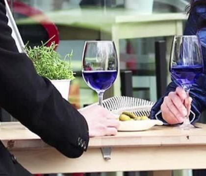 Un nou sortiment bizar de bautura atrage atentia consumatorilor de alcool. Ce este vinul albastru