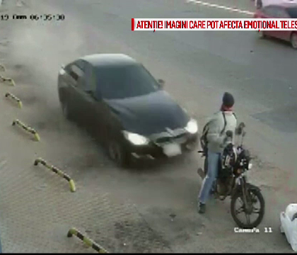 Imagini terifiante pe o sosea din Paraguay. Un sofer beat a spulberat un motociclist care stationa si a daramat un stalp Imagini terifiante pe o sosea din Paraguay. Un sofer beat a spulberat un motociclist care stationa si a daramat un stalp
