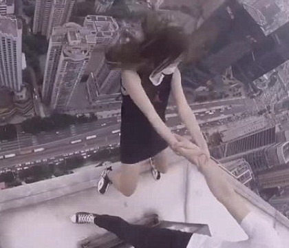 Momentul in care un cuplu atarna pe marginea unui zgarie-nori in China: ce se intampla cu ei in urmatoarele secunde. VIDEO