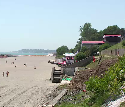 Statiunea de pe litoral care arata ca dupa bombardament. Surpriza neplacuta de care au avut parte turistii care au venit aici