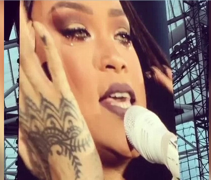 Rihanna a izbucnit in lacrimi la concertul din Dublin. Ce melodie canta in momentul in care a inceput sa planga Rihanna a izbucnit in lacrimi la concertul din Dublin. Ce melodie canta in momentul in care a inceput sa planga