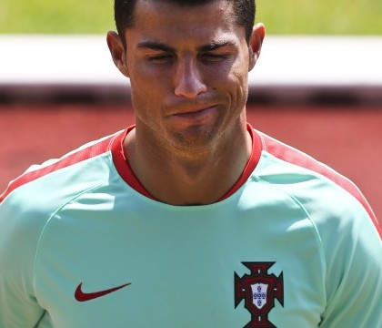UEFA EURO 2016: Cristiano Ronaldo a aruncat in apa microfonul unui ziarist. VIDEO
