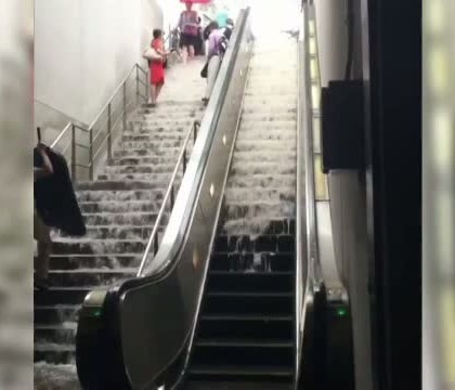 O ploaie torentiala a transformat scarile unei statii de metrou din Washington intr-o cascada. VIDEO