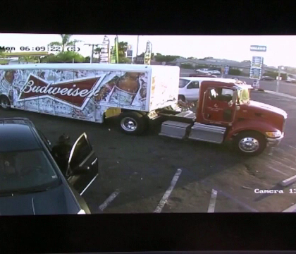 A furat o masina dintr-o benzinarie din California cu tot cu copiii aflati pe bancheta din spate. Reactia disperata a tatalui A furat o masina dintr-o benzinarie din California cu tot cu copiii aflati pe bancheta din spate. Reactia disperata a tatalui