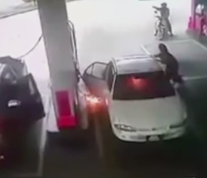 Momente de groaza intr-o benzinarie din Malaezia. Ce a facut un copil dupa ce a fost lasat singur incat a incendiat masina - VIDEO Momente de groaza intr-o benzinarie din Malaezia. Ce a facut un copil dupa ce a fost lasat singur incat a incendiat masina - VIDEO