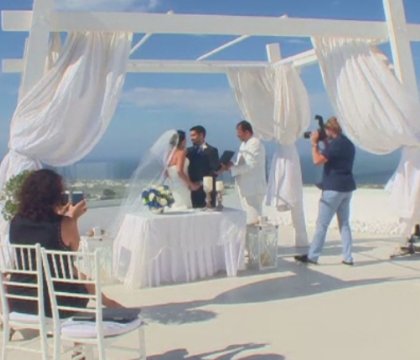 Insulele grecesti, la mare cautare printre tinerii care vor sa se casatoreasca. Cate nunti se oficiaza pe sezon in Santorini Insulele grecesti, la mare cautare printre tinerii care vor sa se casatoreasca. Cate nunti se oficiaza pe sezon in Santorini