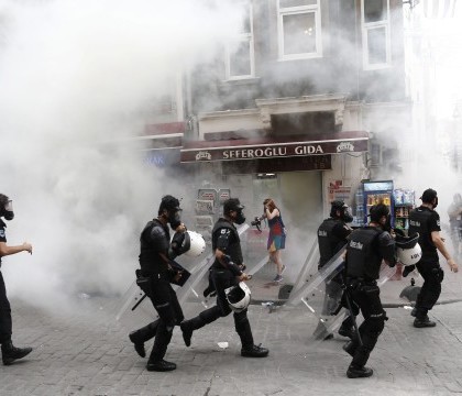 Violente la Marsul Diversitatii din Istanbul. Politia a folosit gaze lacrimogene asupra multimii: imaginile haosului creat Violente la Marsul Diversitatii din Istanbul. Politia a folosit gaze lacrimogene asupra multimii: imaginile haosului creat