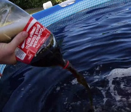 Experiment inedit: a umplut o piscina cu 6 tone de Coca-Cola, apoi a aruncat galeti cu Mentos inauntru. Ce a urmat. VIDEO
