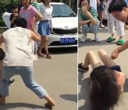 Cum a pedepsit-o aceasta femeie pe amanta sotului ei, in plina zi, pe strada. Incidentul violent a fost filmat 