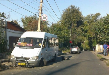 FOTO. Inca un microbuz de ruta, implicat intr-un accident: A fost lovit violent de un Subaru. Masinile, grav avariate