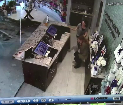 A incurcat frana cu acceleratia si a intrat prin geamul unui salon de infrumusetare. Cine era la volanul masinii A incurcat frana cu acceleratia si a intrat prin geamul unui salon de infrumusetare. Cine era la volanul masinii