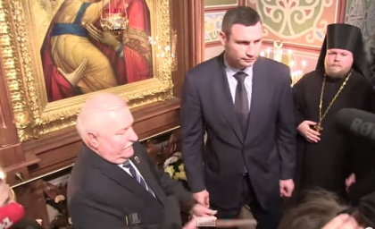 Klichko a dat cu capul in icoana. Primarul-boxer, stangaci in biserica. VIDEO Klichko a dat cu capul in icoana. Primarul-boxer, stangaci in biserica. VIDEO