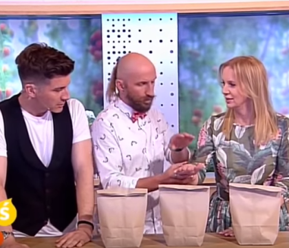Ruleta ruseasca la TV: o prezentatoare a ajuns la spital cu un cui infipt in mana dupa acest banal truc de "magie" VIDEO Ruleta ruseasca la TV: o prezentatoare a ajuns la spital cu un cui infipt in mana dupa acest banal truc de "magie" VIDEO