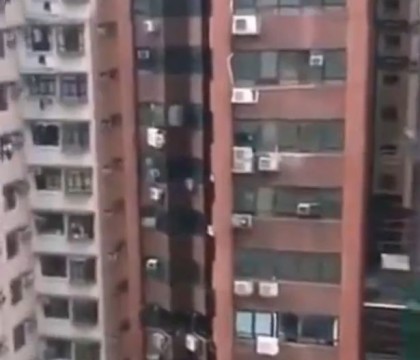 A preferat sa isi riste viata, dezbracat, atarnand de un aer conditionat, decat sa dea nas in nas cu sotul amantei. VIDEO