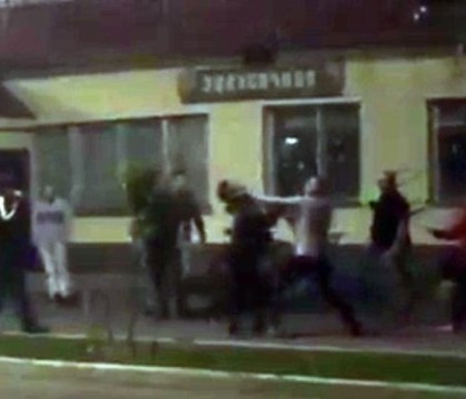 Bataie intre 20 de barbati in fata unui club din Rusia. Unul dintre ei a scos fierastraul electric. VIDEO