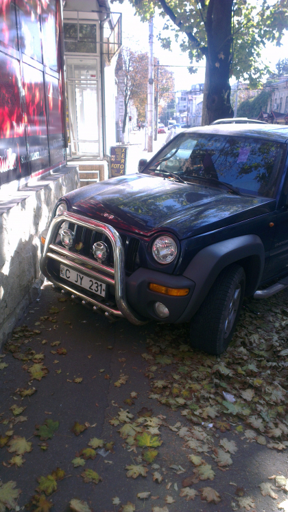 Si-a lasat masina pe tot trotuarul. Cum a parcat soferul unui Jeep. FOTO Si-a lasat masina pe tot trotuarul. Cum a parcat soferul unui Jeep. FOTO