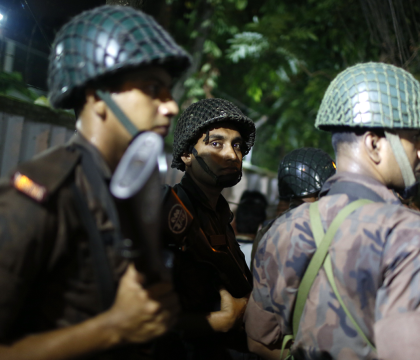 Explozie si schimburi de focuri intre politie si un grup de atacatori in Bangladesh. Cel putin un mort si cinci raniti Explozie si schimburi de focuri intre politie si un grup de atacatori in Bangladesh. Cel putin un mort si cinci raniti
