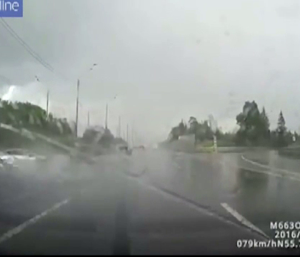 Un rus si-a facut praf Lamborghiniul de 200.000 de euro in doar 6 secunde. Momentul impactului, surprins de o camera de bord - VIDEO 