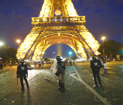 Violente in apropiere de Turnul Eiffel. Autoritatile franceze au folosit gaze lacrimogene impotriva unor suporteri turbulenti Violente in apropiere de Turnul Eiffel. Autoritatile franceze au folosit gaze lacrimogene impotriva unor suporteri turbulenti