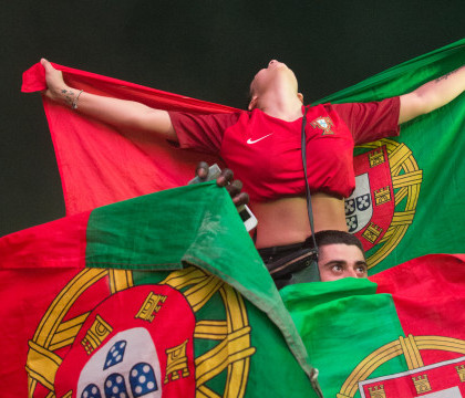 Portugalia a fost duminica noapte in petrecere. Mii de portughezi au petrecut in centrul Lisabonei, dar si la Paris Portugalia a fost duminica noapte in petrecere. Mii de portughezi au petrecut in centrul Lisabonei, dar si la Paris