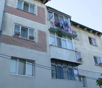 Scene de cosmar in Iasi, dupa ce un baietel de 2 ani a cazut de la fereastra. Ce risca mama copilului