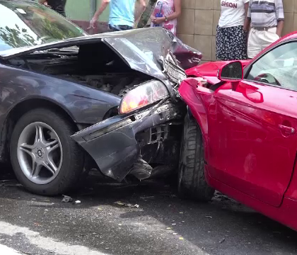 Un sofer de 19 ani a fost la un pas sa omoare 2 femei. Manevra inconstienta pe care a facut-o pentru a depasi o alta masina Un sofer de 19 ani a fost la un pas sa omoare 2 femei. Manevra inconstienta pe care a facut-o pentru a depasi o alta masina