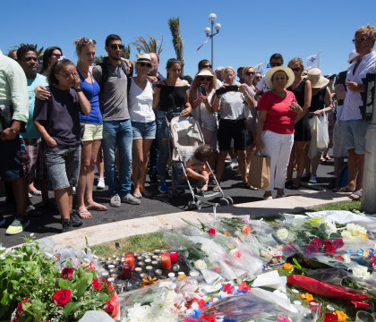 ATENTAT LA NISA. Francezii isi plang mortii. Trei zile de doliu national in urma masacrului soldat cu 84 de morti ATENTAT LA NISA. Francezii isi plang mortii. Trei zile de doliu national in urma masacrului soldat cu 84 de morti