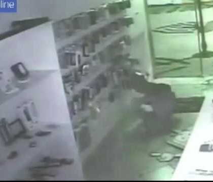 Hotul de care au ras si politistii. Ce a facut acest barbat dupa ce a furat mai multe telefoane dintr-un magazin
