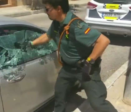 Motivul pentru care un politist spaniol a spart geamul acestei masinii parcate in soare. Ce a vazut inauntru. VIDEO Motivul pentru care un politist spaniol a spart geamul acestei masinii parcate in soare. Ce a vazut inauntru. VIDEO