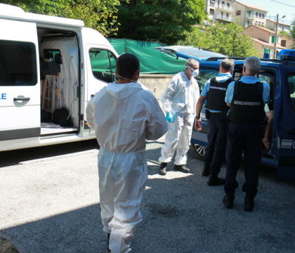 O femeie si cele trei fiice ale ei, injunghiate in Franta de un barbat deranjat de imbracamintea lor. Ce purtau victimele