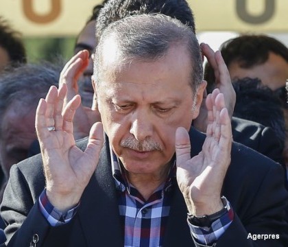 Turcia, marea epurare. Erdogan da afara 15.000 de profesori, 1.577 de decani si 100 de membri ai serviciului de informatii Turcia, marea epurare. Erdogan da afara 15.000 de profesori, 1.577 de decani si 100 de membri ai serviciului de informatii