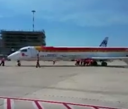 Scene surprinzatoare pe aeroportul Fiumicino, de langa Roma. 10 angajati, filmati in timp ce imping un avion plin cu pasageri Scene surprinzatoare pe aeroportul Fiumicino, de langa Roma. 10 angajati, filmati in timp ce imping un avion plin cu pasageri