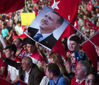 45.000 de oameni, retinuti, concediati sau suspendati de Guvernul lui Erdogan. Presa de opozitie, cenzurata si suprimata 45.000 de oameni, retinuti, concediati sau suspendati de Guvernul lui Erdogan. Presa de opozitie, cenzurata si suprimata