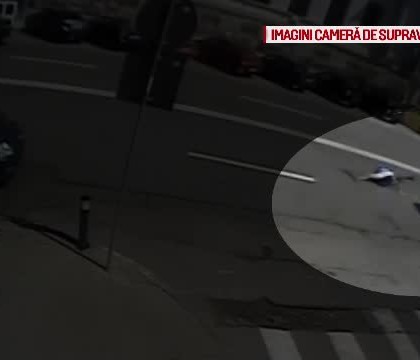 Un politist din Craiova a fost tarat cativa metri de un sofer suparat. Imaginile surprinse de camerele de supraveghere Un politist din Craiova a fost tarat cativa metri de un sofer suparat. Imaginile surprinse de camerele de supraveghere