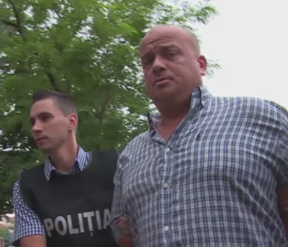 Doi barbati din Campina, arestati dupa ce ar fi violat o fata de 19 ani intr-un hotel. Cum se apara suspectii Doi barbati din Campina, arestati dupa ce ar fi violat o fata de 19 ani intr-un hotel. Cum se apara suspectii