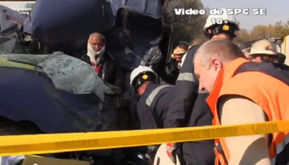 IMAGINI SOCANTE. Momentul in care soferul microbuzului si al camionului sunt scosi dintre fiare