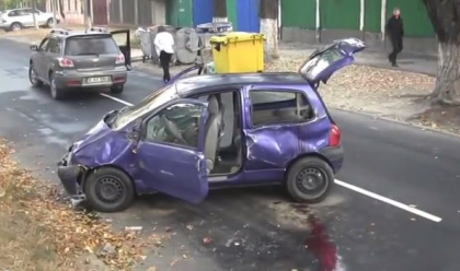 Accident pe strada Mateevici. Un Renault s-a rasturnat, dupa ce s-a ciocnit cu o Skoda: Sunt 3 raniti. VIDEO Accident pe strada Mateevici. Un Renault s-a rasturnat, dupa ce s-a ciocnit cu o Skoda: Sunt 3 raniti. VIDEO