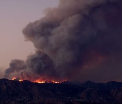 Coasta de vest a Americii este in flacari de cateva zile. Un incendiu de vegetatie a mistuit hectare de paduri din California Coasta de vest a Americii este in flacari de cateva zile. Un incendiu de vegetatie a mistuit hectare de paduri din California