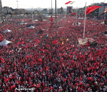 Sute de mii de turci au iesit in strada in piata Taksim din Istanbul in semn de sustinere fata de democratie. FOTO si VIDEO Sute de mii de turci au iesit in strada in piata Taksim din Istanbul in semn de sustinere fata de democratie. FOTO si VIDEO