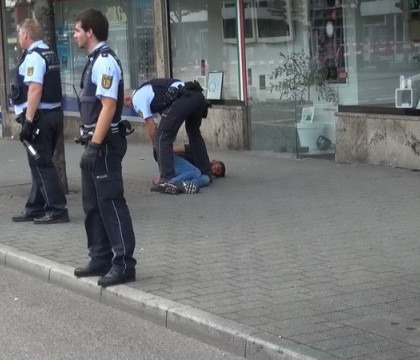 Atac cu maceta, langa Stuttgart: un mort si doi raniti. Atacatorul, un refugiat sirian, de 21 de ani, a fost arestat
