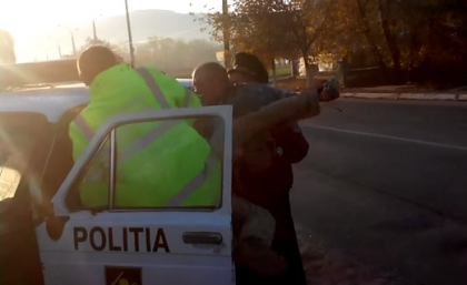 Bagat cu picioarele in sus in masina politiei. Cum a fost retinut un motocilist beat la Nisporeni. VIDEO Bagat cu picioarele in sus in masina politiei. Cum a fost retinut un motocilist beat la Nisporeni. VIDEO