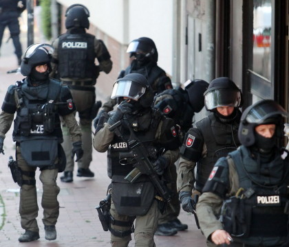 Descindere la o moschee din Germania, condusa de Cercul Islamic. Ce li se cerea oamenilor in timpul predicilor Descindere la o moschee din Germania, condusa de Cercul Islamic. Ce li se cerea oamenilor in timpul predicilor