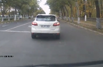 Cu un Porsche Cayenne si un numar de inmatriculare smecher isi face de cap in trafic. Cum a fost surprins un sofer la Balti. VIDEO Cu un Porsche Cayenne si un numar de inmatriculare smecher isi face de cap in trafic. Cum a fost surprins un sofer la Balti. VIDEO