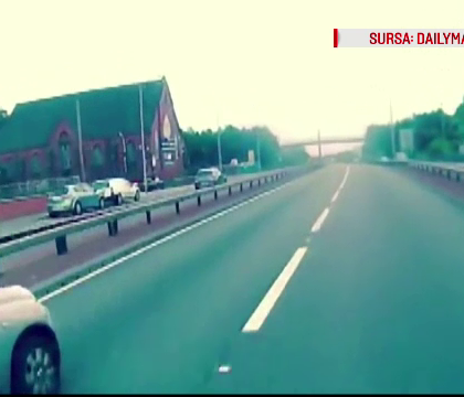 Un tanar nesabuit a fentat moartea pe o autostrada din Marea Britanie. Ce au facut el si cei doi amici ai sai