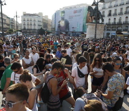 Vanatoare de pokemoni in masa, intr-o piata din centrul Madridului. Peste 3.000 de tineri s-au jucat pe telefoane. FOTO Vanatoare de pokemoni in masa, intr-o piata din centrul Madridului. Peste 3.000 de tineri s-au jucat pe telefoane. FOTO