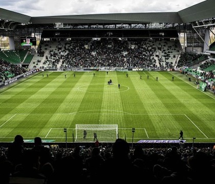 Un rucsac aruncat de un fan a creat panica la stadionul St-Etiene dupa meciul cu AEK. Ce se afla in bagaj Un rucsac aruncat de un fan a creat panica la stadionul St-Etiene dupa meciul cu AEK. Ce se afla in bagaj